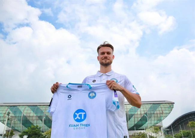 Màn hình điện thoại hiển thị mã QR và nút tải xuống cho ứng dụng 36win Android, nhấn mạnh việc tải từ nguồn chính thức để đảm bảo an toàn.